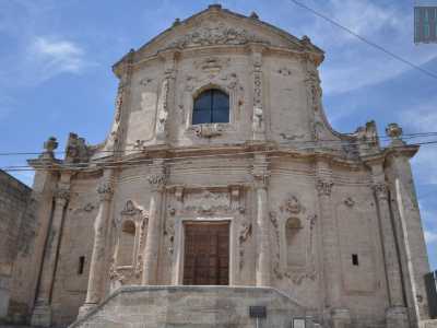 Via Muro costeggia la possente chiesa di Sant'Agostino, edificio cinquecentesco sconsacrato e oggi utilizzato per riti civili, per poi confluire in via Laliscia
